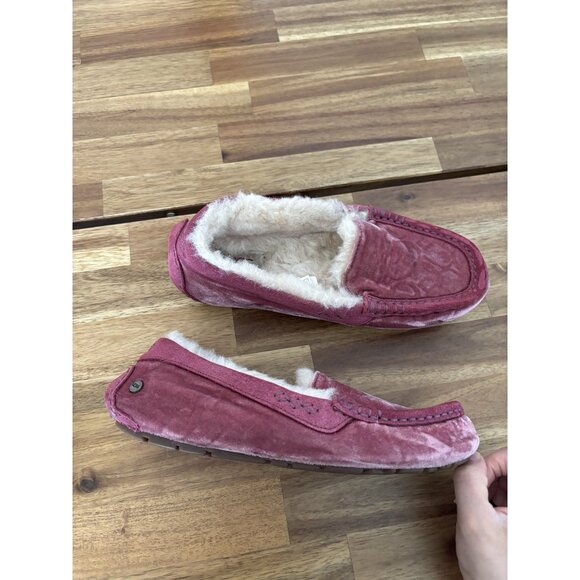 UGG Ansley Women's Pink Velvet Slippers Size 8 PREOWNED! - Picture 1 of 16